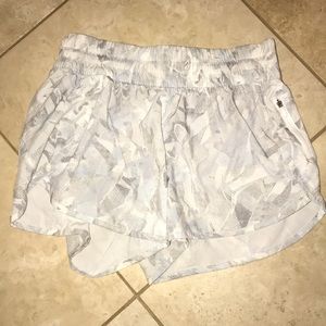 LULULEMON TRACKER SHORT V